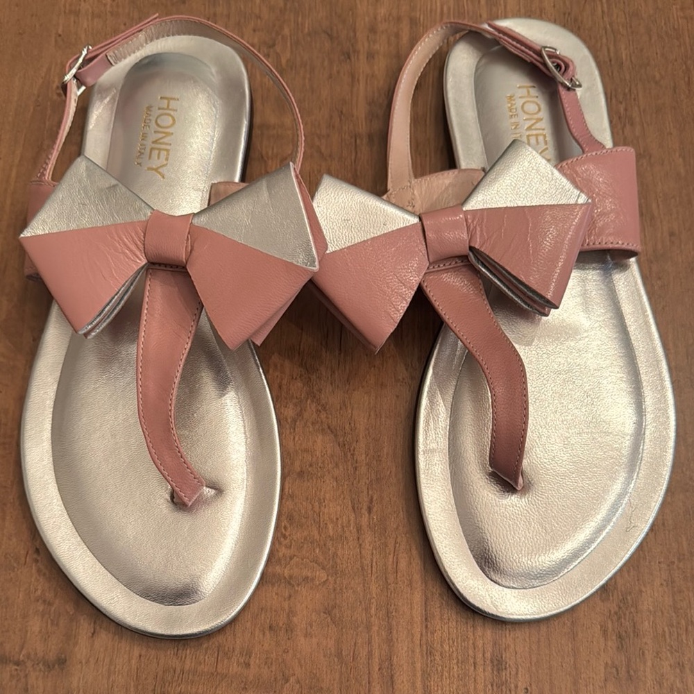 Pink and Silver Women's Sandals
Never worn
Made in Italy